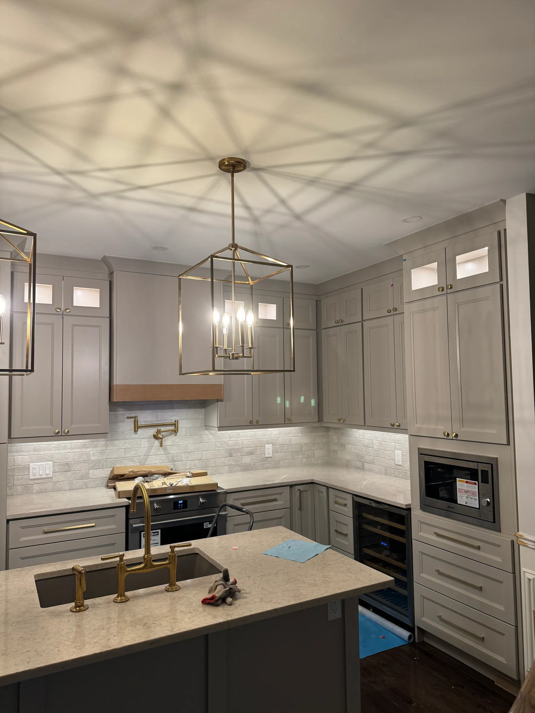 Smiths Falls Kitchen: Custom Hood & Granite